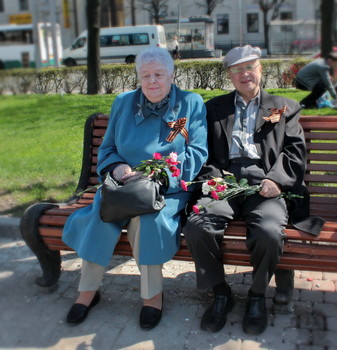Влюбленная пятница / Эта пара пожилых людей, проживших долгую жизнь, радовалась празднику, радовалась людям. Им было хорошо друг с другом!