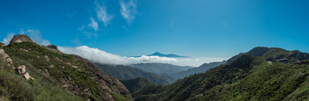 La Gomera / Остров Гомера , Канарский Архипелаг , на горизонте вулкан Тейде на Тенерифе.