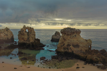 скалы Алгарве / песок на побережье Алгарве в Португалии прилетает из Сахары