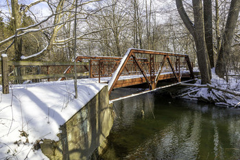 &nbsp; / This red park walking bridge really looks good in the snow