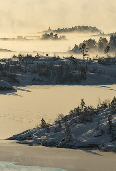 Ладожские шхеры / Открытая вода, на горизонте, дымится от мороза. В этот день было -25. 
Карелия. Ладожское озеро. Зима, 2018 год.
Из фотопроекта «Чарующая Ладога».