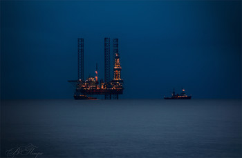 Ночная жизнь нефтяной платформы / Балтийское море. Зеленоградск.