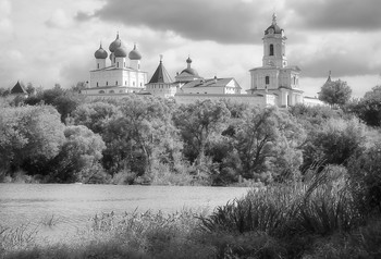 весенний монохром / Высоцкий монастырь