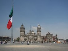 zocalo / Zocalo-Это название комплекса исторических памятников в г. Мексика.Здесь площадь ,где проходят праздники и гулания . Здесь и кафедральный собор.