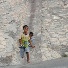 С горки / Все дети катаются с горок. В Омане такой горкой стал каменный желоб для отвода воды в крепостной стене. Подумал: скатиться бы им с нашей ледяной горки: представляю, какой тогда был бы восторг.:)