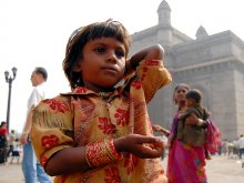 Индийская девочка из трущёб / Просит денежку у туристов