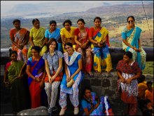 На вершине / Индийские женщины на пушке форта на вершине горы