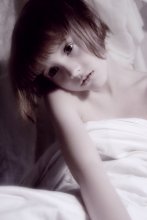 Хрупкая фарфоровая кукла / которую страшно сломать