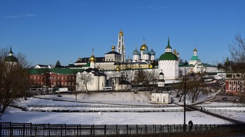 Отсюда, с Блинной, чуден вид её .... / Взойдем на гору. Блинная гора
Наверно, с давних пор зовется Блинной.
Зимою с круч сигает детвора,
На Масленицу веет дух былинный.

Дымок печей… Посад печет блины,
Готовит стол к веселью городскому
И вспомнит всех, кто канул в дни войны,
Кто отдал жизнь за русскую основу.

А над житьём посадским и быльём -
Сияет Лавра царскою короной.
Отсюда, с Блинной, чуден вид её –
Вся – райский сад, вся – сказочная крона.


Наталья Мартишина