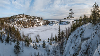 Скованная Ладога / Зима, февраль 2018 года, из тех времён, когда были морозные зимы. 
В февральские морозы озеро замёрзло и острова, до весны, оказались в белом плену. 
Карелия. Ладожское озеро. 
Из фотопроекта «Чарующая Ладога».