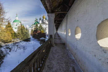 В монастыре / Спасо-Яковлевский Димитриев мужской монастырь. Основан в 1389 году ростовским епископом св. Иаковом