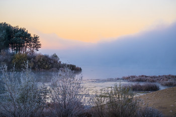 Заморозки осенние. / Утренний мороз и туман над рекой Окой, и у озера Исток.