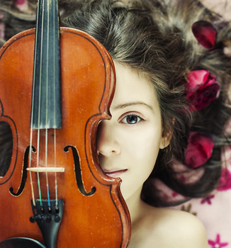 Алиса и скрипка / моя дочь выбрала себе занятие музыкой, учится играть на скрипке, теперь скрипка у нас каждый день))