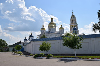 У монастырских стен / Оранский Богородицкий мужской монастырь в селе Оранки Нижегородской области.