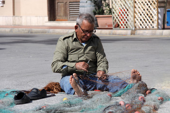 Рыбак / Иногда сети рвутся и их надо чинить. Мальта, рыбацкая деревня Марсашлок (Marsaxlokk).