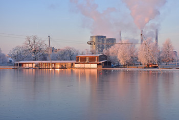&nbsp; / Ein schöner Wintermorgen an einem Stadtsee in Wolfsburg