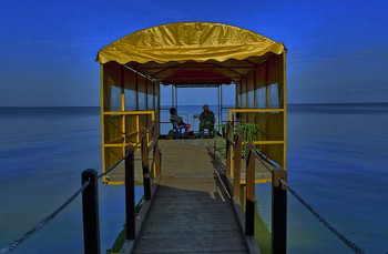 Желтый павильон Из серии Ейск-остров любви / Море,закат,беседа в желтом тереме.Из серии:Ейск-остров любви