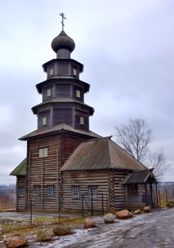 Старо-вознесенская тихвинская (деревянная) церковь в Торжке / Первое упоминание о храме в клировой ведомости относится к 1653 году. В 1717 году деревянный храм выстроили заново. Высота храма составляла 34 метра. В 1780-е годы под здание был подведён фундамент из белого старицкого камня (на одном из них выбит год — 1782). В 1806 году была построена паперть, а в 1828 году переделана глава. В 1854 году храм перенесли к Старицкому тракту.