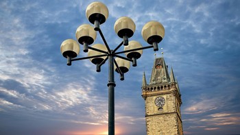 PULVERTURM PRAG / Prag in Vordergrund die Lichtsäule in Hintergrund der Pulverturm