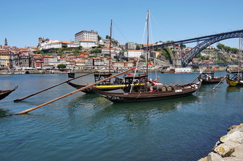 Перспектива покажет. / Вид на город Порту с набережной.