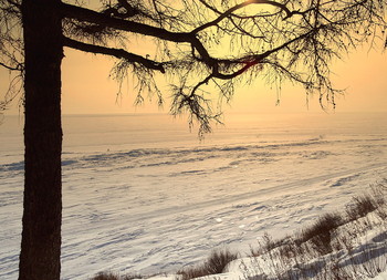 Морозная вечерняя дымка на Байкале закрыла горизонт / Морозная вечерняя дымка на Байкале закрыла горизонт