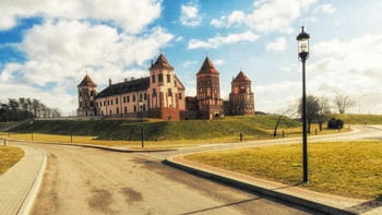 Мирский замок / Мирский замок является одной из важнейших туристических достопримечательностей Беларуси, выдающимся оборонным сооружением XVI столетия, занесенным в Список всемирного наследия ЮНЕСКО.