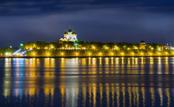 Вечерний Ярославль. / Волжская набережная и храм Успенья Богородицы.