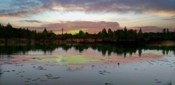 НА РЕКЕ / На гладь воды взирать люблю,
В ней словно нет теченья.
Я каждый миг ее ловлю
Бесспорно, без сомненья.