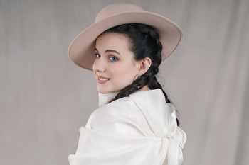 Портрет девушки в шляпке / Md.: Юлия