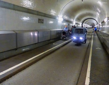Старый тоннель под Эльбой / Тоннель длиной 426,5 метров состоит из двух параллельных ходов внутренним диаметром 4,8 метров каждый. Он изначально проектировался не только как пешеходный, но также для перемещения автомобилей (которых в начале XX века было не так уж много) и конных экипажей. В связи с этим высота тоннеля сделана достаточной для того, чтобы кучер мог размахнуться хлыстом. ( из Википедии)
http://fotokto.ru/id156888/photo?album=62940#photo4172398
http://fotokto.ru/id156888/photo?album=62940#photo4188248
Слайд-шоу Берег Эльбы: https://www.youtube.com/watch?v=_8iY4QcGL-A&amp;t=8s https://www.youtube.com/watch?v=EVMHpH6SJxA Корабли на Эльбе: https://www.youtube.com/watch?v=DA7DProSV6o&amp;list=UUEOp3amNaNT0205lPmdFi8w&amp;index=19 Портовый центр и складской район Гамбурга: https://www.youtube.com/watch?v=i0kxa-sex6o https://www.youtube.com/channel/UCEOp3amNaNT0205lPmdFi8w/videos? Альбом &quot;Лайнеры, парусники, пароходы&quot; : http://fotokto.ru/id156888/photo?album=62974 https://www.youtube.com/watch?v=IGn-NNqkBL0