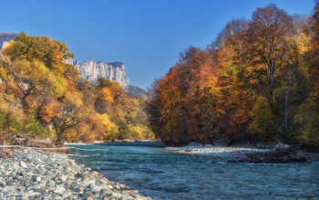 Средь рыжих берегов... / Река Большая Лаба на границе Карачаево-Черкессии и Краснодарского края. На этом участке она протекает вдоль длинной куэсты под названием Ахмет-Скала.