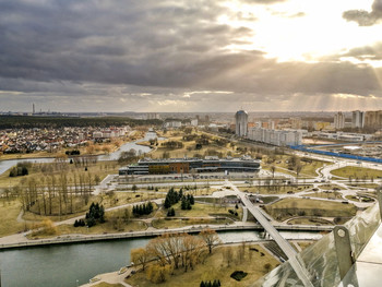Сквозь толщу облаков / Вид на Минск со смотровой площадки Национальной библиотеки Беларуси.