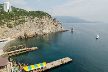 В маленьком порту / Вид на скалу Парус и гору(на горизонте)Аю-Даг,пос.Гаспра.