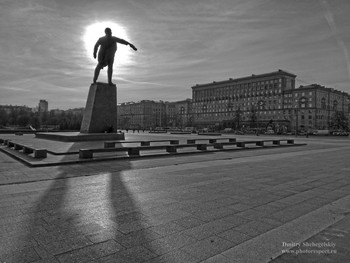 Солнце встает над городом Ленина / Ленин встает над городом Солнца

Фотография навеяна текстом старой питерской группы &quot;Странные игры&quot;