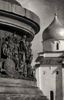 В новгородском кремле / Фрагмент памятника Тысячелетия России