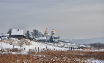 На берегу Ангары. / Богородице-Казанская церковь в селе Усть-Куда. Здесь на поселении жили декабристы братья Поджио и Петр Муханов. В близлежащих селах жили Волконсские, сем&quot;я Трубецких, Раевские, Мурав&quot;евы, Лунин. Все они посещали эту церковь. В километре от церкви ниже по течению на высоком берегу Ангары располагалась летняя резиденция поселенцев-декабристов - Камчатник. Сохранилась скамейка, вырубленная в скале Сергеем Волконским. В советское время церковь была изрядно разрушена, сейчас восстановлена.