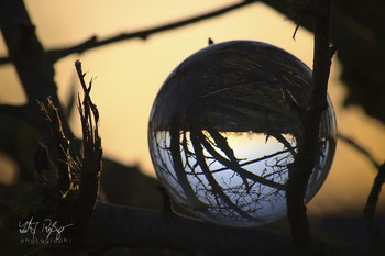 &nbsp; / Glaskugelfotografie im Sonnenuntergang