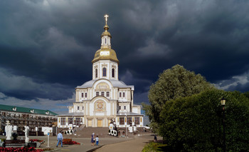 В Дивеевском монастыре / У Собора Благовещения Пресвятой Богородицы в Троицком Серафимо-Дивеевском монастыре летом в июле