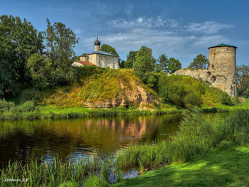 Вид на башню и церковь / Псков. Церковь Косьмы и Дамиана. Гремячая башня.