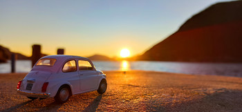 &nbsp; / La luce del tramonto di Montisola illumina il modellino della Fiat 500 in uno dei luoghi più famosi del lago