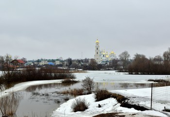 В сумеречном марте... / ...здесь Небесная ходит Царица
по ночам и следочки свои
оставляет на каменных плитах
(ими выстелен вал), и Покров -
над несчастной Россией защиту -
простирает… Вал этот и ров
виртуально - границы России…