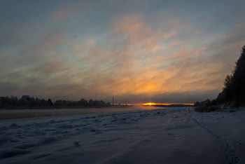 Горит восток зарею новой / Раннее декабрьское утро, первый солнечный луч осветил дымящуюся реку