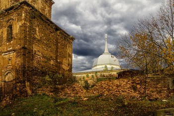 Вид на Распятский собор Распятского монастыря. / В древнем городе Серпухове.