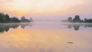 Начало дня. / Туман во время рассвета над озером Сосновое. Осень.