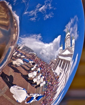 Отражение / Трубит труба...
Парад на Сенатской площади в Хельсинки