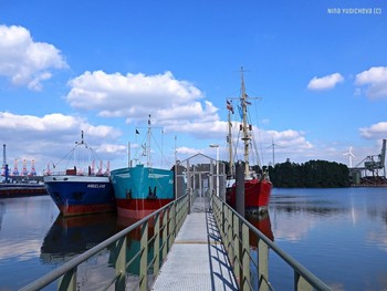 Hamburg / Слайд-шоу Берег Эльбы:

https://www.youtube.com/watch?v=_8iY4QcGL-A&amp;t=8s https://www.youtube.com/watch?v=EVMHpH6SJxA

Корабли на Эльбе:

https://www.youtube.com/watch?v=DA7DProSV6o&amp;list=UUEOp3amNaNT0205lPmdFi8w&amp;index=19

Портовый центр и складской район Гамбурга:

https://www.youtube.com/watch?v=i0kxa-sex6o

https://www.youtube.com/channel/UCEOp3amNaNT0205lPmdFi8w/videos?

https://www.youtube.com/watch?v=IGn-NNqkBL0

Гамбург. Речной порт. Альбом «Лайнеры, парусники, пароходы»: http://fotokto.ru/id156888/photo?album=62974