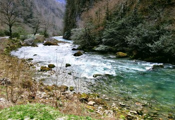 Весенние воды горной реки / Весенние воды горной реки в Юпшарском ущелье