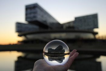 Новый взгляд на привычные вещи / Новый взгляд на привычные вещи - это то, чему учит бизнес-школа Сколково. Данная фотография именно этой школы (для современных лидеров и бизнеса) передает одно из её предназначений.

По моему мнению, "новый взгляд на привычные вещи" очень важен в любой сфере жизни, в том числе и личной.))