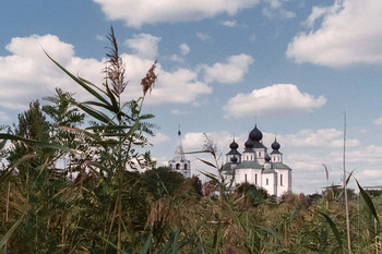 Осень в станице Старочеркасская / Вид на Церковь Донской иконы Божией Матери в станице Старочеркасское.
Снято на очень старую кинопленку Fujifilm Eterna 400T (так же известна как Oscar Film F100T) и проявленную как положено по кинопроцессу ECNII
___
Старочеркасский монастырь в честь Донской иконы Божией Матери — православный монастырь в станице Старочеркасская Аксайского района Ростовской области России; учреждён в 1994 году на территории бывшего Ефремовского женского монастыря, существовавшего с 1837 года, закрытого в 1927 году.