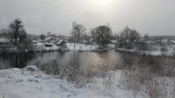 Вид из окна поезда / Пруд зима снег